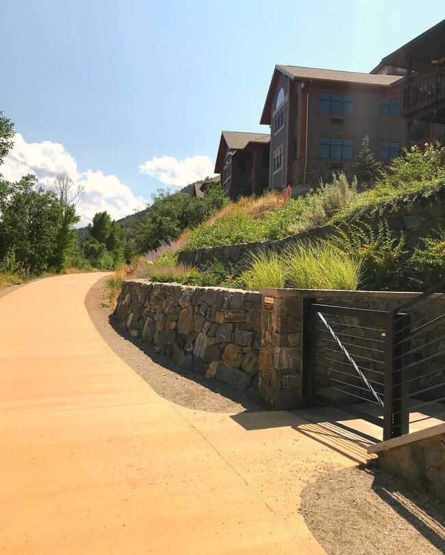 Building Photo - 3BD CONDO WITH RIVER VIEWS &  PRIVATE ACCE...