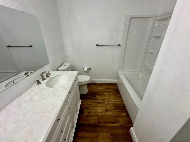 Building Photo - Fully Remodeled - 2/2 Townhome in Central ...