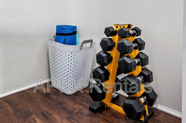 Building Photo - 980 N Buttonwillow Cir