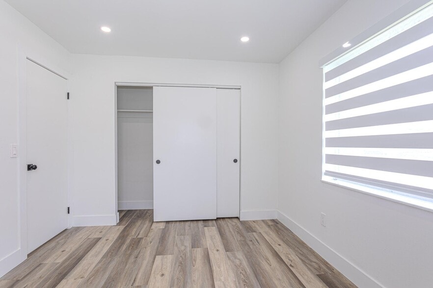 Building Photo - 1717 16th Ct N