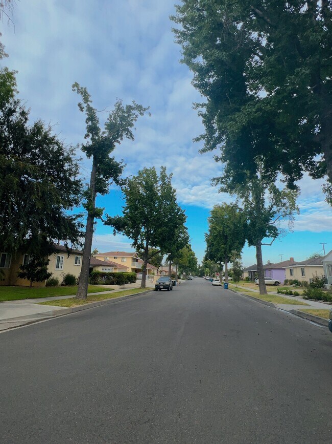 Plenty of parking space on the street - 1016 E Ross Ave