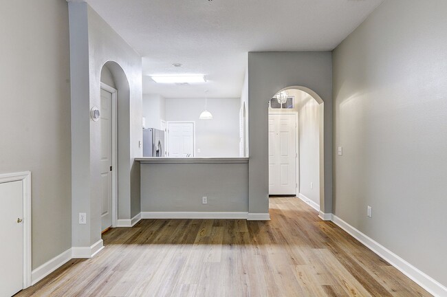 Building Photo - Spacious New Tampa 2 Bedroom, 2.5 Bath Tow...