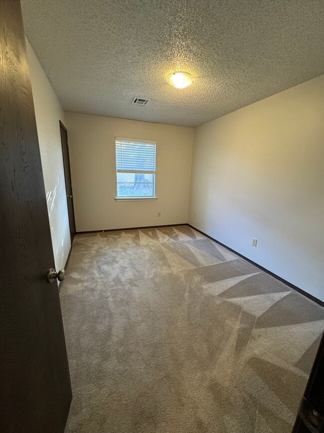 Building Photo - 3 Bedroom Home with Fenced Yard!!