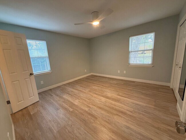 Building Photo - 420 Dolphin St