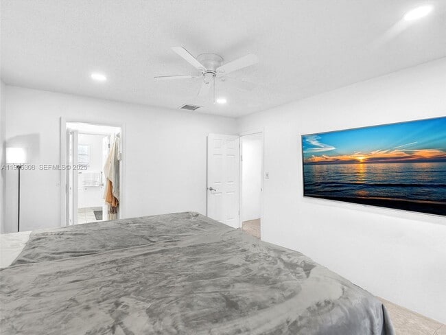 Building Photo - 5130 SW 40th Ave