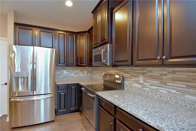 Building Photo - 618 Edison Dr