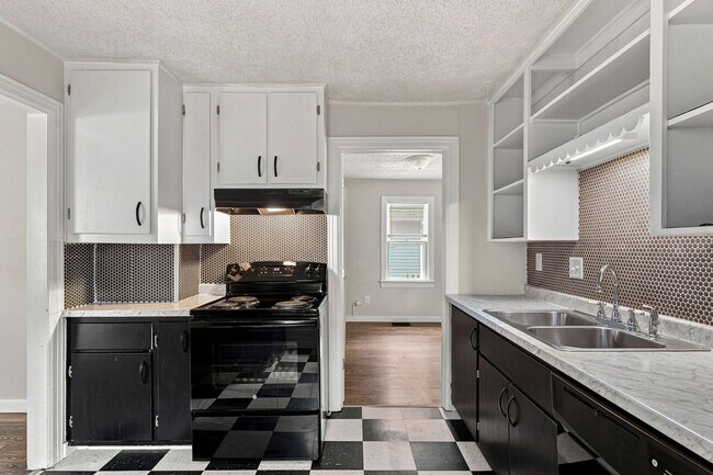 Building Photo - 512 E Cozy St