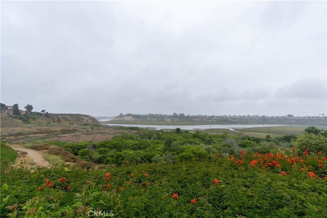 Building Photo - 633 Vista Bonita