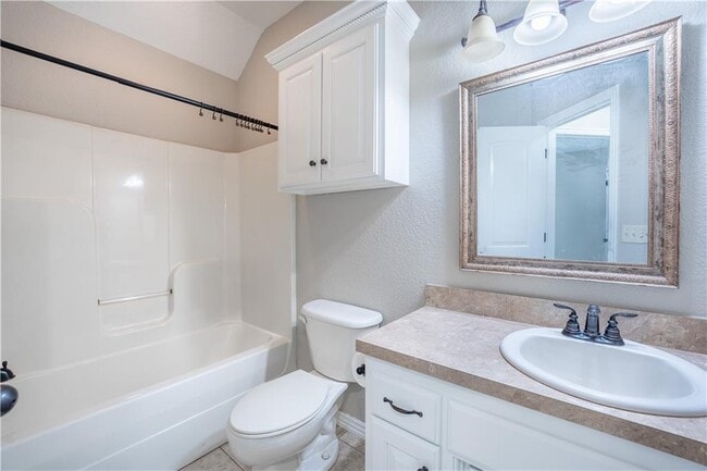 Building Photo - 1536 N Oakhaven Pl