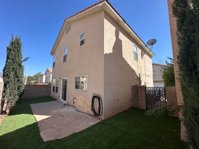 Building Photo - 3 bedroom 2.5 Bath Home in gated NE heights