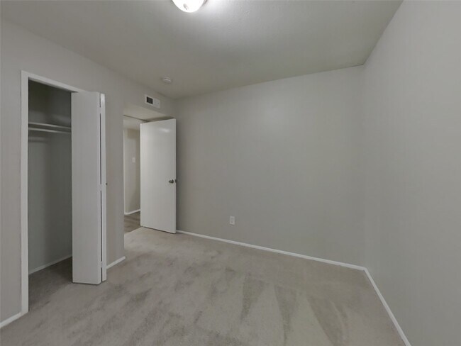 Building Photo - 2806 Quail Run Dr