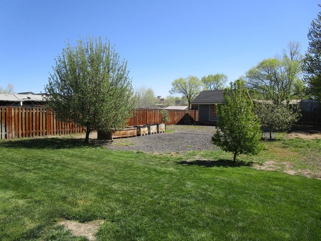 Building Photo - 3 Bedroom, 2 Bathroom Home with Ample Sola...