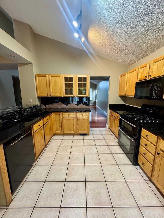 Building Photo - Gorgeous 4 bedroom with Loft and 3 car gar...