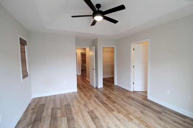 Building Photo - Large 3 level large end unit townhome with...