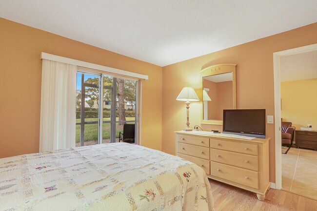 Building Photo - 18081 SE Country Club Dr