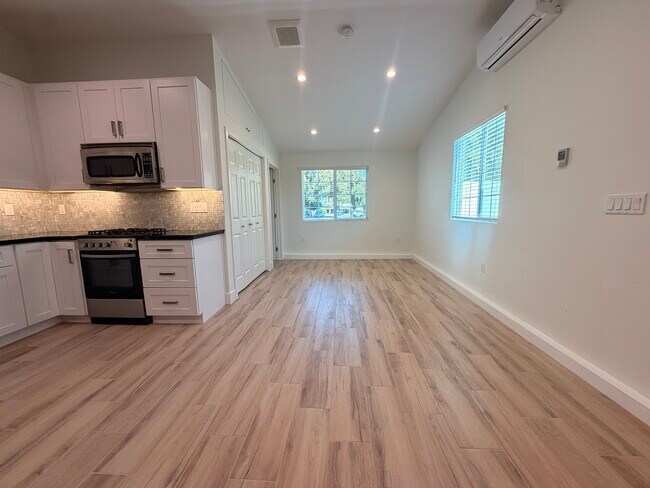 Building Photo - 7539 Royer Ave