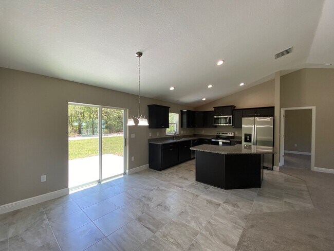 Building Photo - Desirable SW Ocala Neighborhood 4/2/2 *WON'T LAST*