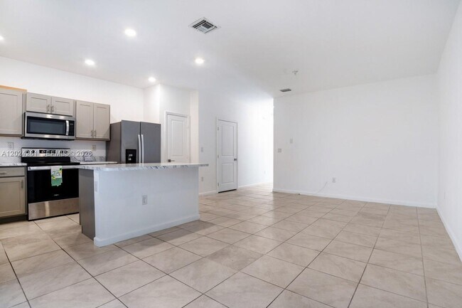 Building Photo - 1170 SW 7th Ct