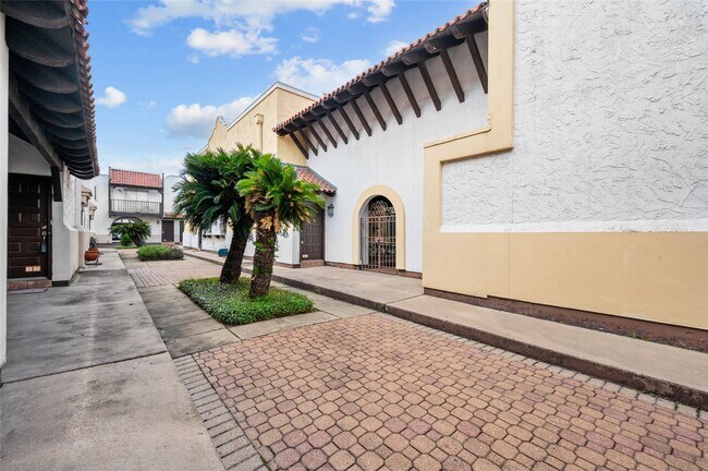 Building Photo - 2744 Briarhurst Dr