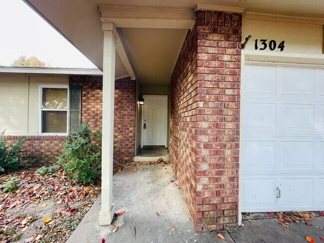 Building Photo - Recently remodeled home