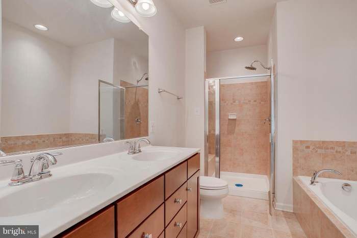 Building Photo - 7233 Silver Thorn Way