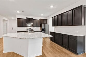 Building Photo - 314 Red Oak Dr