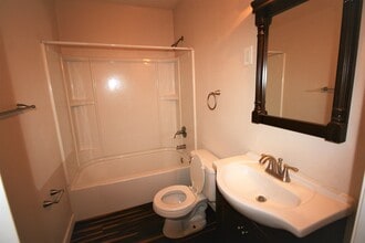 Building Photo - 2 BR home in West Davenport