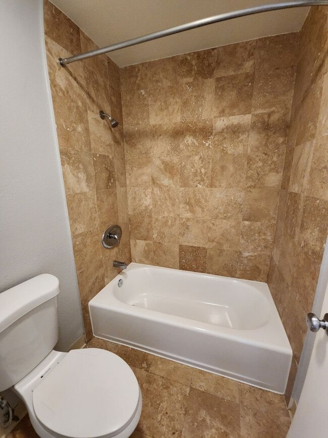 Building Photo - 2 Bedroom Upper Unit in UTC