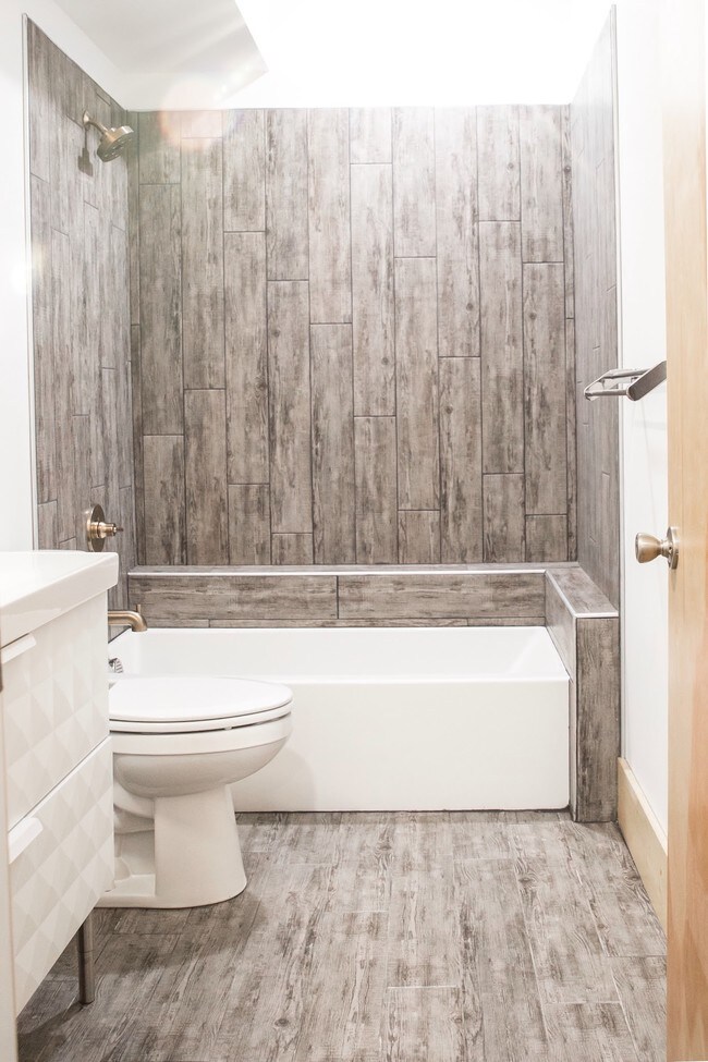 Building Photo - 116 E Market St