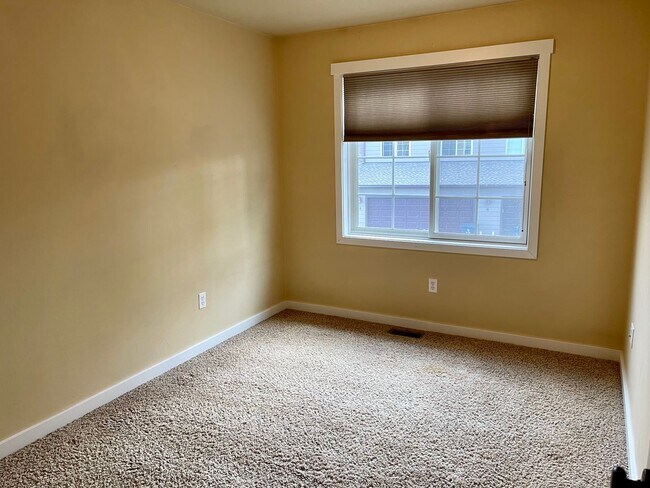 Building Photo - Lovely 3 Bed 2.5 home with 2 car garage