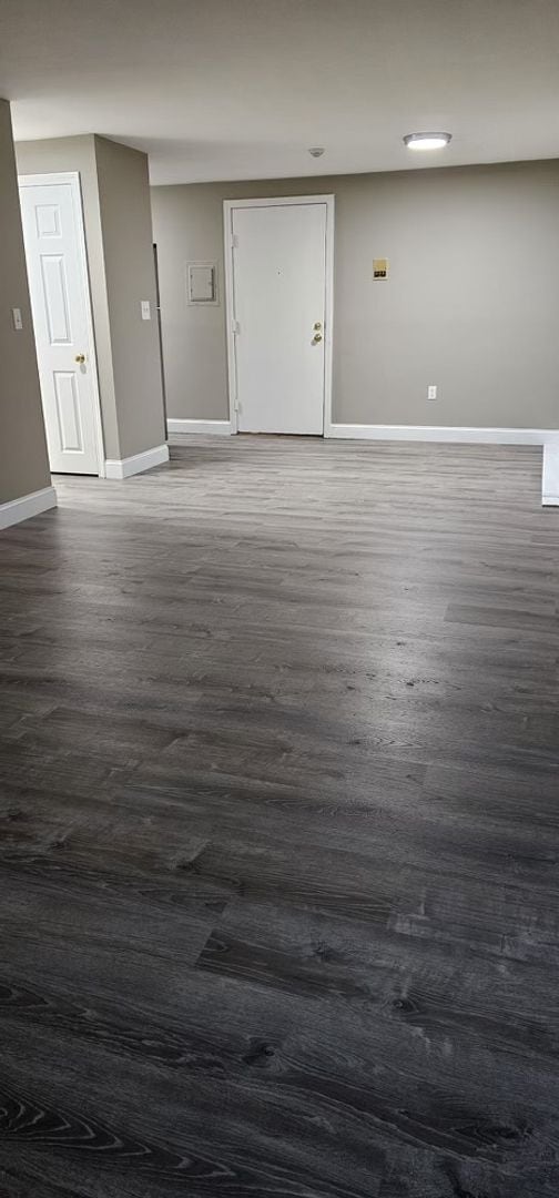 Building Photo - Renovated 1BR with heat and hot water incl...