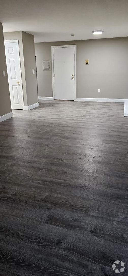 Building Photo - Renovated 1BR with heat and hot water incl...