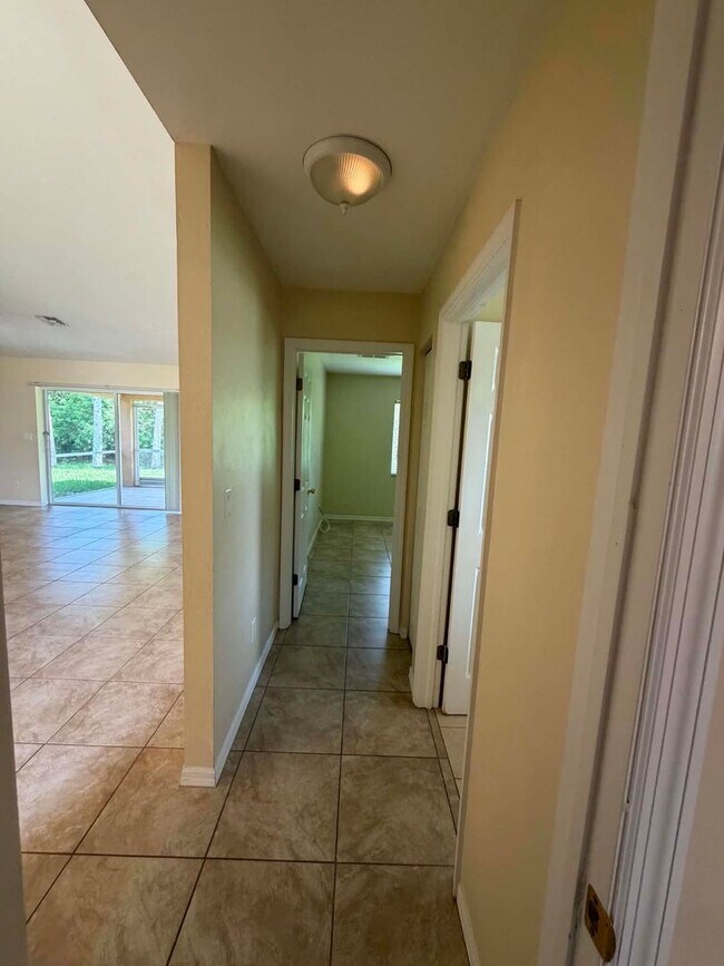 Building Photo - Your Dream Home Awaits in Port Charlotte!