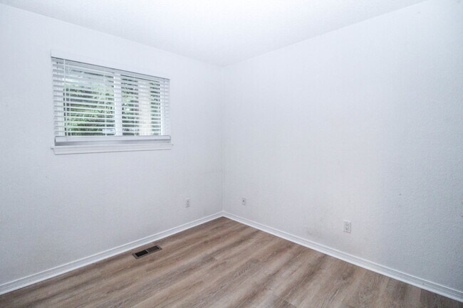 Building Photo - !! $3500 for 18 month lease !!  Private La...