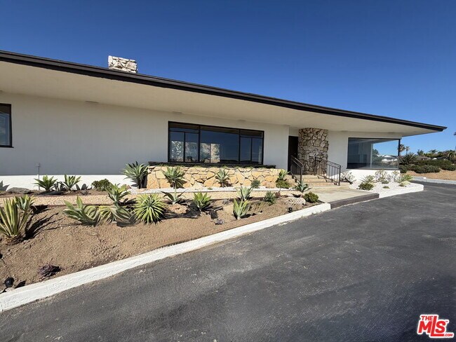 Building Photo - 1682 Larco Way