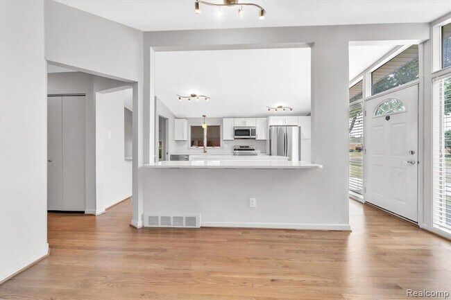 Building Photo - 229 Redwood Dr