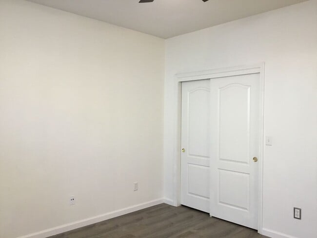 Building Photo - 637 W Fontaine Ln