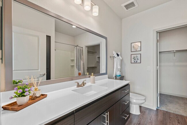 Building Photo - 711 W Broadway Rd