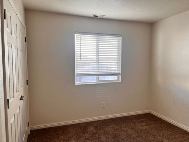 Building Photo - 3 Bed 2 bathroom house