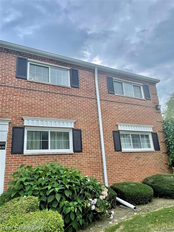 Building Photo - 688 E Fox Hills Dr