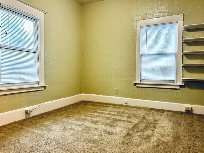 Building Photo - Cute Single Family Home, Great Location