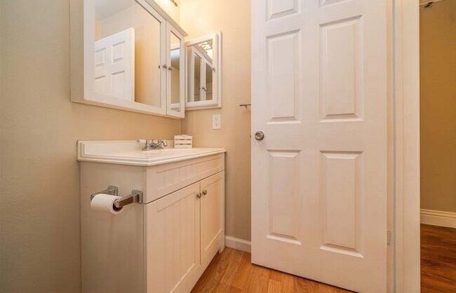 Building Photo - 665 Dartmore Ln