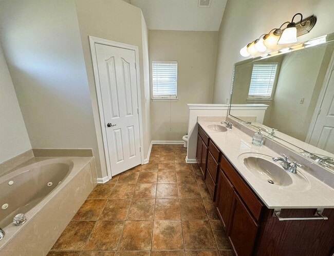 Building Photo - 6098 Ravenwood Lake Dr E