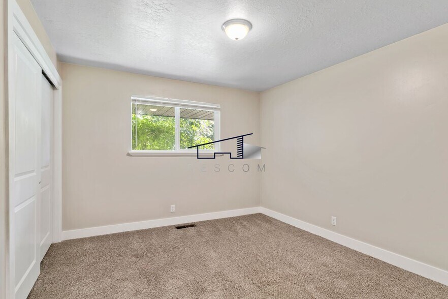 Building Photo - 1334 Henderson Dr