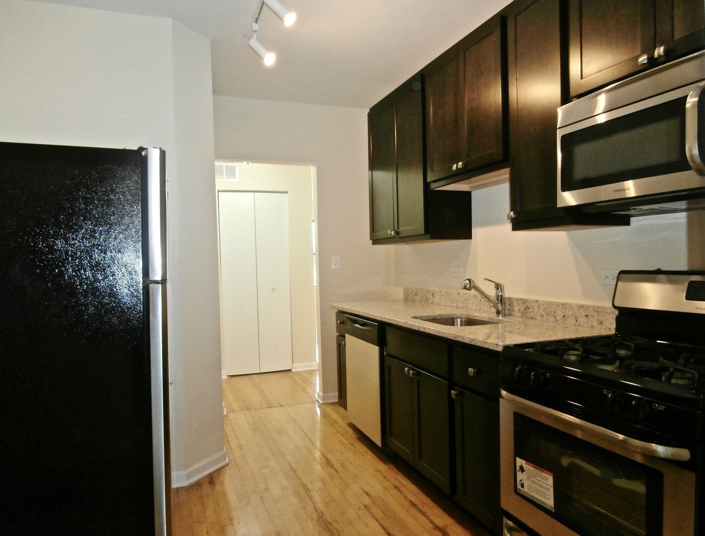Building Photo - 3123 W Lawrence Ave