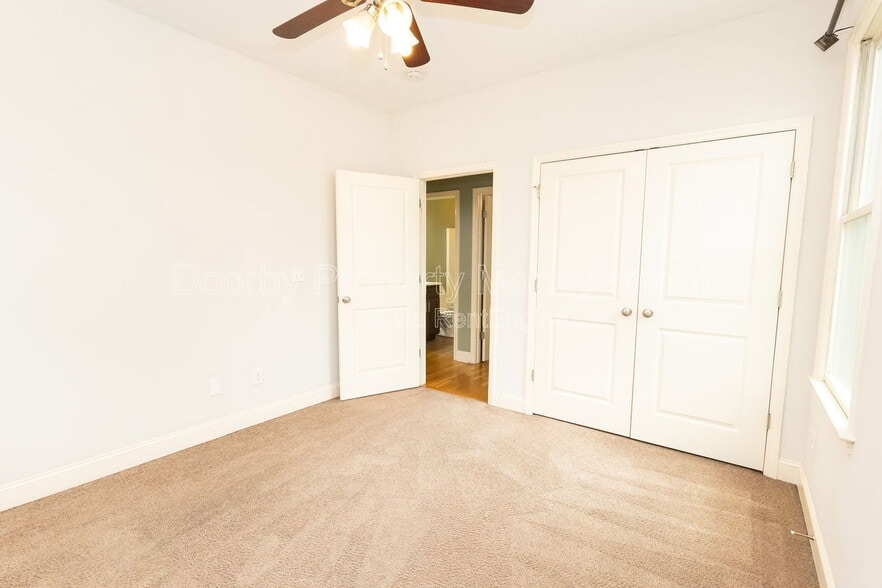 Building Photo - 226 N Hickory St