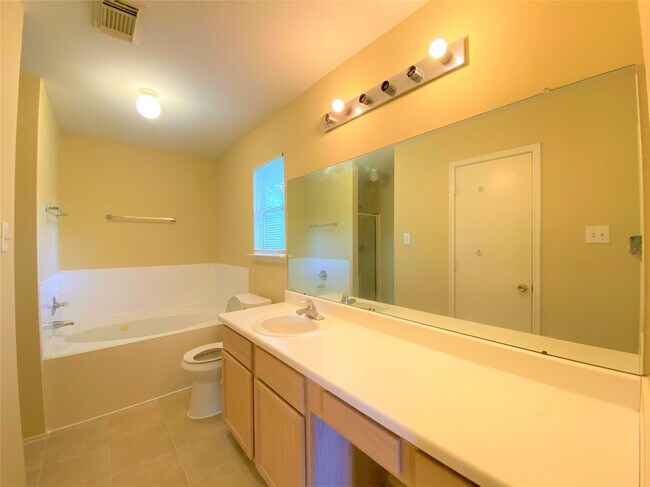 Building Photo - 8026 Golf Green Cir