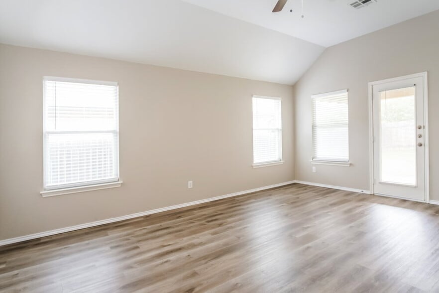Building Photo - 837 Clear Springs Hollow