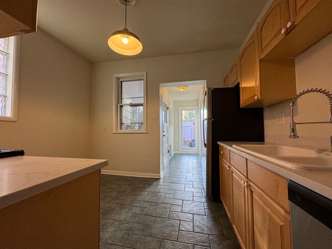 Building Photo - 3 Bedroom 2 Full Bath Plus Office Renovated Victorian Style Family Home Available Mid December!!