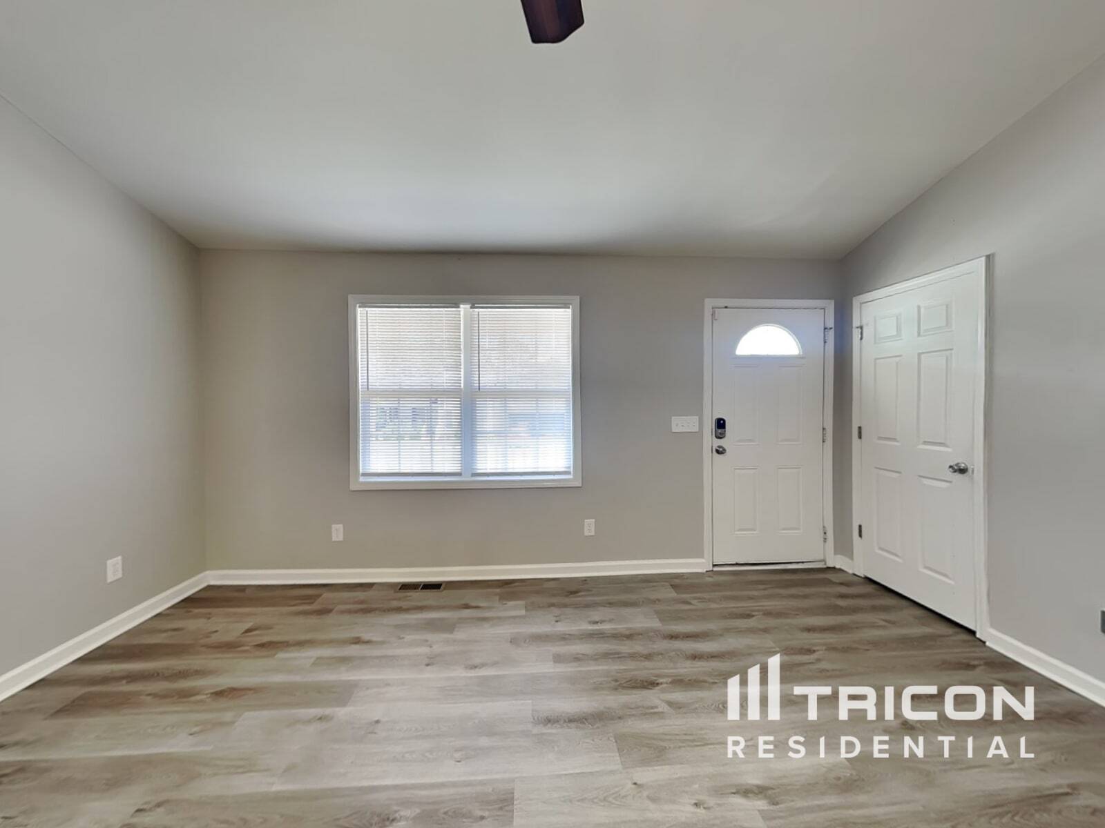 Building Photo - 868 Loch Lomond Cir